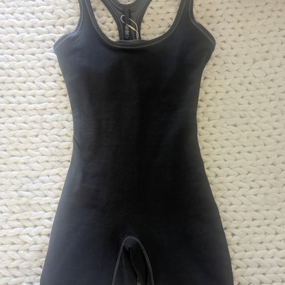Skims Outdoor Mid Thigh Bodysuit - Picture 5 of 6